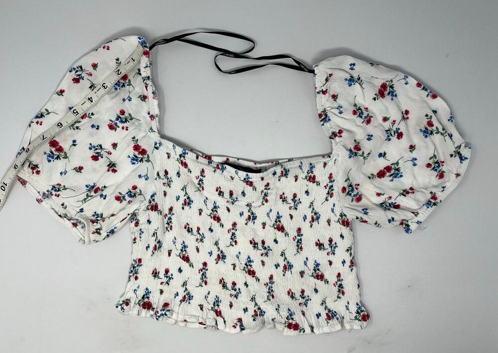 Forever 21 Shirred Crop Blouse with Puff sleeves size Medium Preowned with stain